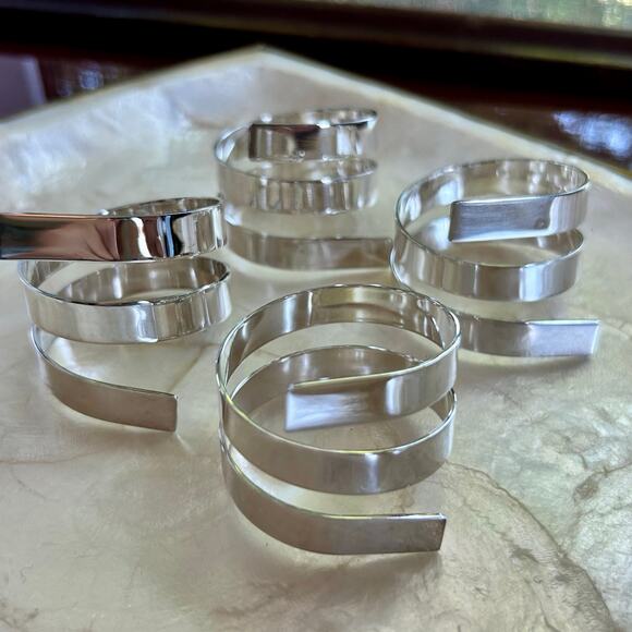 Set of 4 Modern Silver-Plated Spiral Napkin Rings – Minimalist Table Decor - Picture 1 of 15